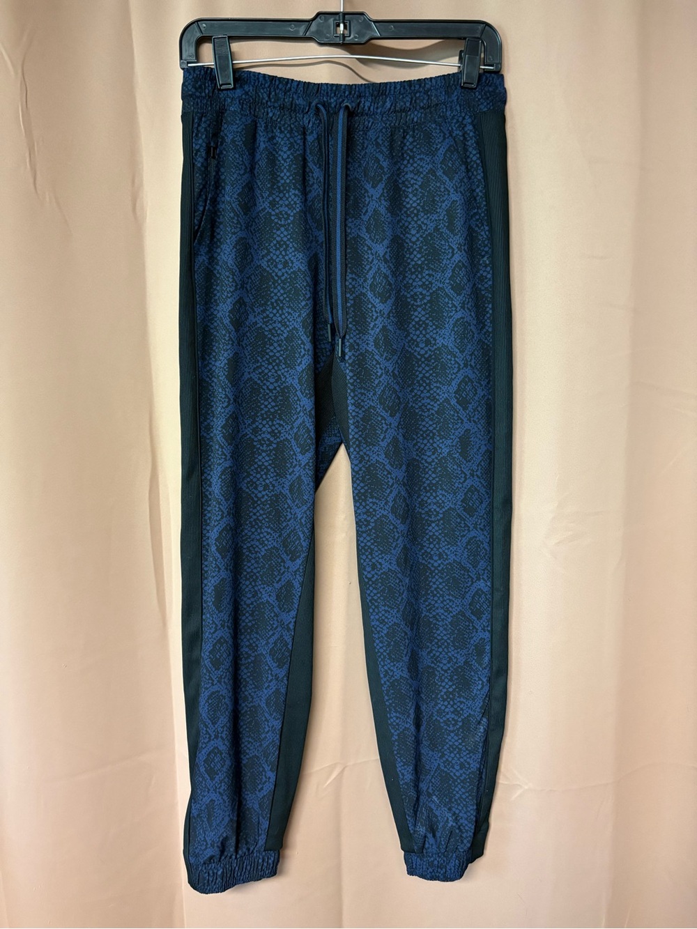 Athleta Brooklyn jogger blue black Snake Print size 4 UPF Semi fitted Breathable